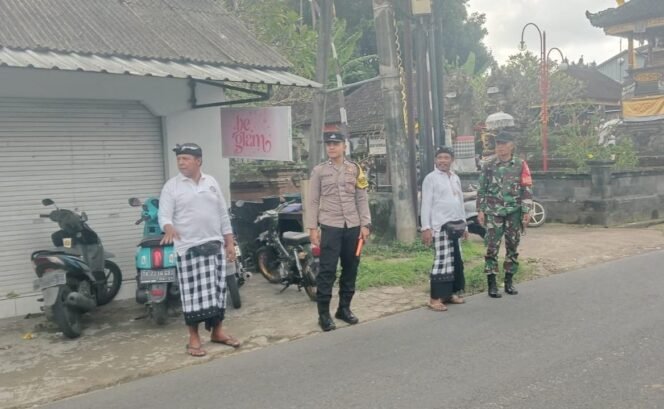 
Sinergitas TNI dan Warga Desa Kukuh Terlihat dalam Pengamanan Upacara Pujawali
