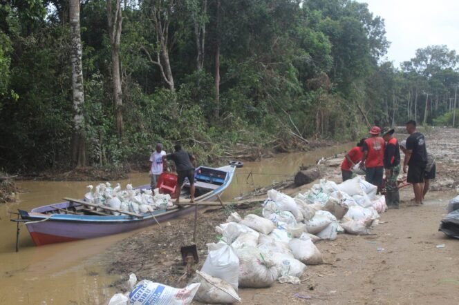
					Satgas TMMD Kodim 1012/Buntok Angkut Material di Desa Talio Jelang Penutupan
