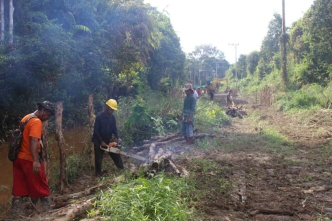 
					Satgas TMMD ke-124 Potong Cerucuk untuk Perkuat Jalan Desa Talio