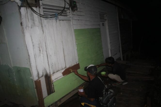 
					Satgas TMMD Kodim 1012/Buntok Lembur Finishing RTLH Bersama Warga di Desa Talio