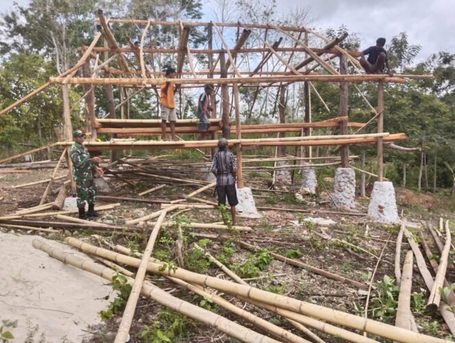 
					Babinsa Koramil 02/Walakaka Gotong Royong Bantu Warga Bangun Rumah di Desa Kabukarudi
