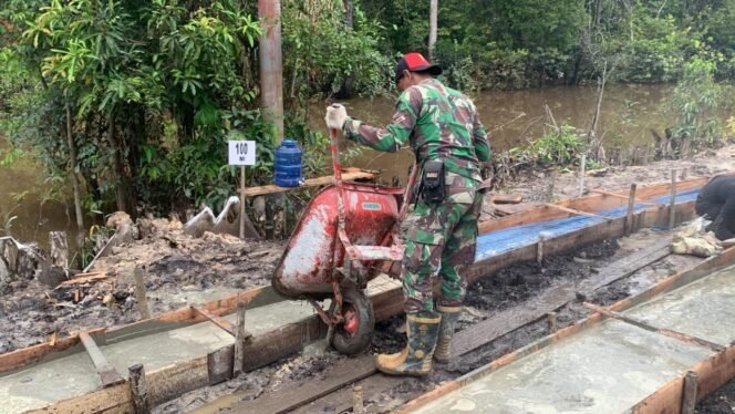 
					Kemanunggalan TNI dan Rakyat Tercermin di Pengecoran Jalan Desa Talio