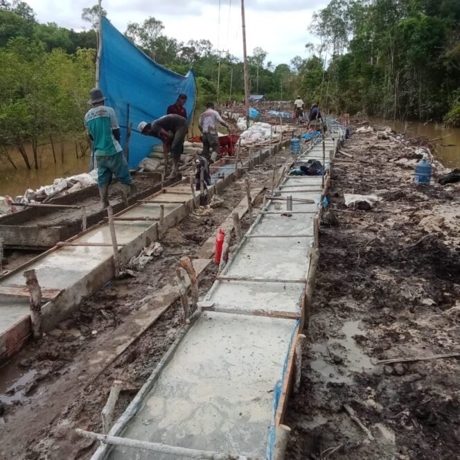 
					Satgas TMMD Kerahkan Seluruh Tenaga untuk Tuntaskan Pengecoran Jalan di Desa Talio