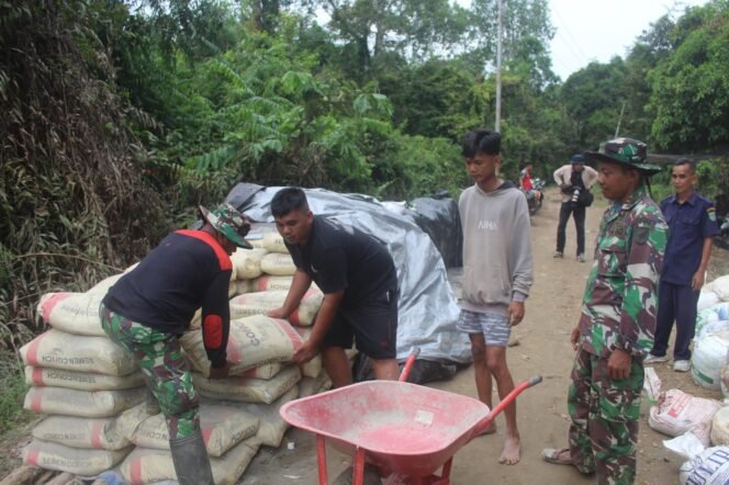 
					Jelang Penutupan TMMD, Satgas dan Warga Masih Aktif Angkut Semen di Desa Talio