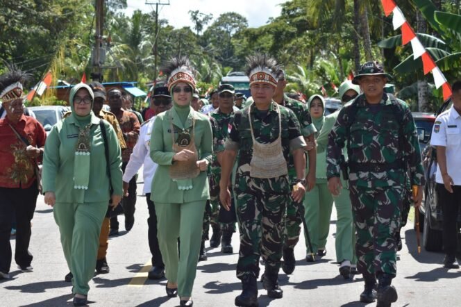 
					TMMD ke-124 Ditutup dengan Meriah! TNI Bagi-Bagi Sembako dan Gelar Pengobatan Gratis di Mimika