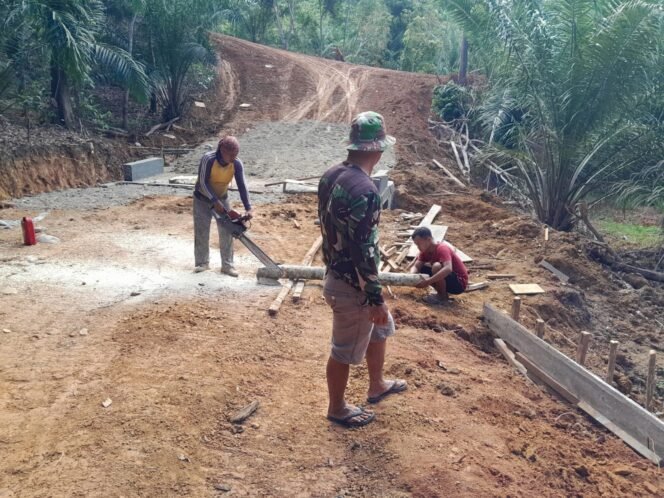 
					Satgas TMMD Ke-124 Kodim 0408/BS Bersama Warga Kebut Penyelesaian Talud Penahan Longsor