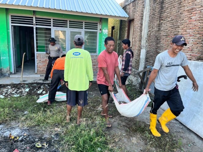 
					Semangat Gotong Royong Satgas TMMD dan Warga Kalabeso Bersihkan Pustu Pasca Renovasi