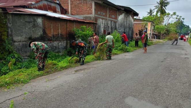 
					Personel Koramil 1426-06/Mapsu Bersama Warga Kerja Bakti Bersihkan Lingkungan