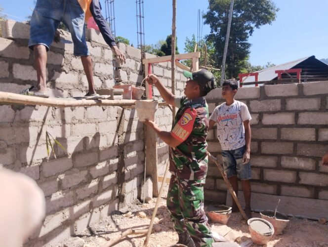 
					Babinsa Koramil Walakaka Bantu Warga Bangun Rumah di Desa Laboya Bawa