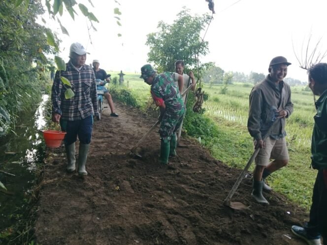 
					Peran Aktif Babinsa Laksanakan Gotong Royong Pembersihan Jalan Usaha Tani di Subak Puleai