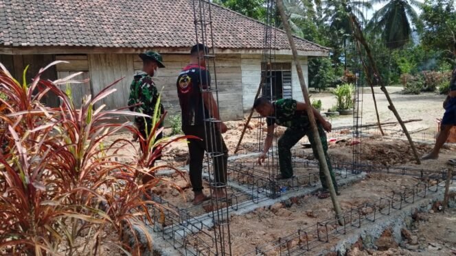 
Besi Slop MCK Mulai Di Pasang Anggota Satgas TMMD 125 Kodim 1417/Kdi