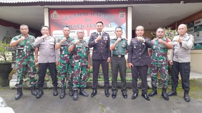 
					Wujud Sinergitas TNI POLRI Personel Koramil 1626-03/Tembuku Berikan Surprise Tumpeng Kepada Anggota Polsek Tembuku Dalam Rangka Hut Bhayangkara Ke-79.