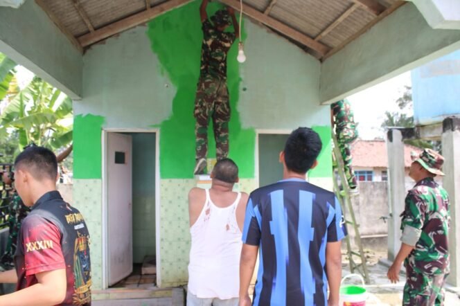 
					Satgas TMMD ke-125 dan Warga Lakukan Pengecatan Dinding Kamar Mandi di Kampung Moris Jaya