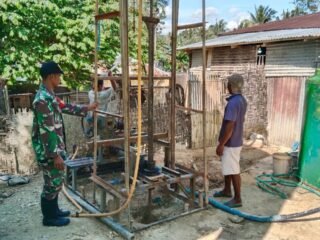 Babinsa Sertu Husni Harianto Dampingi Pengeboran Sumur Bor di Desa Malata