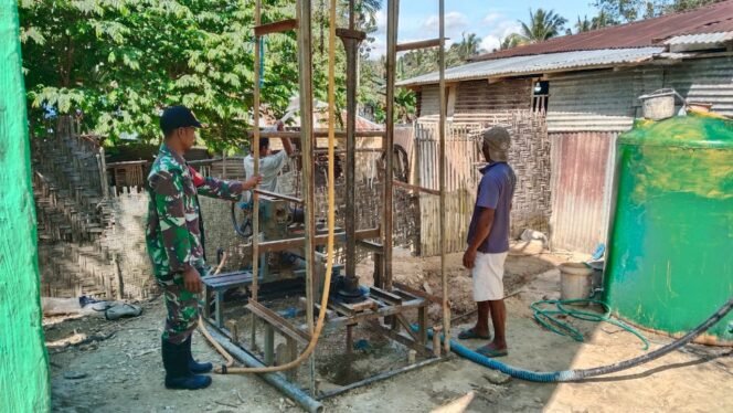 
					Babinsa Sertu Husni Harianto Dampingi Pengeboran Sumur Bor di Desa Malata