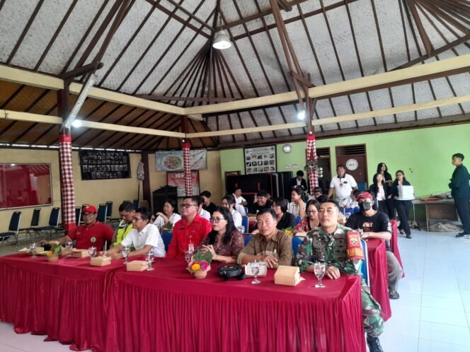 
					Babinsa Peken Belayu Turut Sukseskan Penerimaan KKN UHN di Kantor Desa