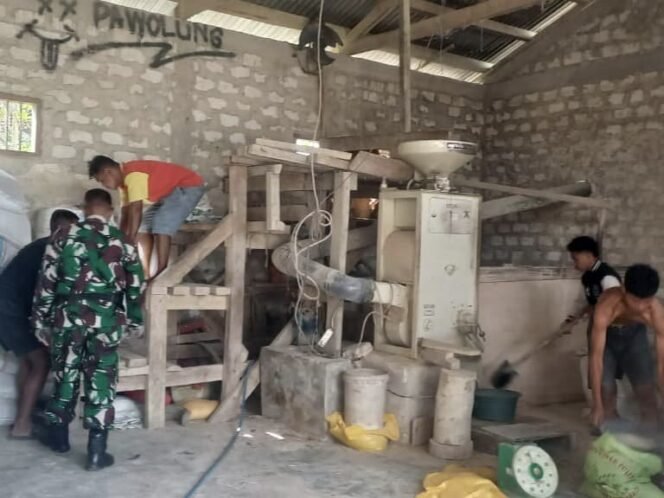 
					Babinsa Kunjungi Tempat Penggilingan Padi di Desa Ubu Pede