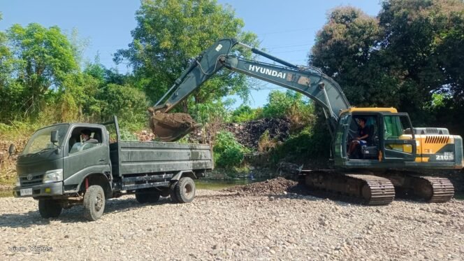 
Satgas TMMD Angkut Material untuk Percepat Pengerasan Jalan di Desa Kalabeso