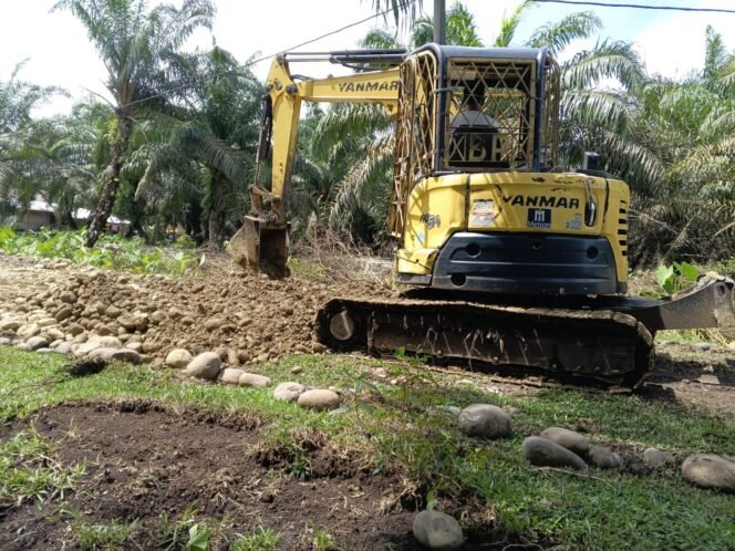 
					Hari ke-5 TMMD Ke-125 Kodim 0428/Mukomuko, Pemerataan Jalan Sepanjang 100 Meter Gunakan Koral di Desa Wonosalam
