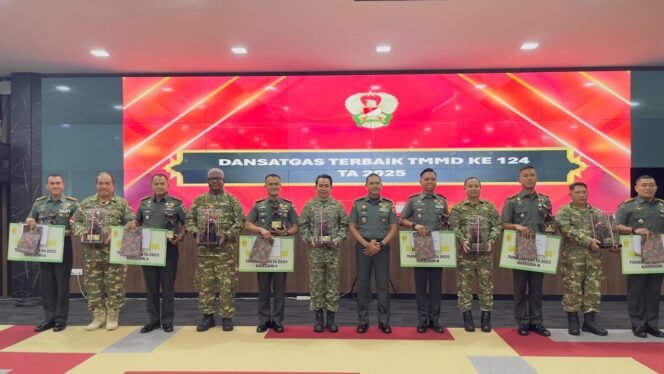 
Letkol Inf Langgeng Pujut Santoso dan Bupati Barito Selatan Terima Penghargaan dalam Rakornis TMMD ke-125