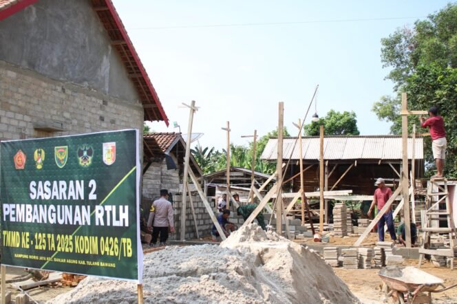 
					Program RTLH TMMD ke-125 Kodim 0426/Tulang Bawang, Satgas Pasang Batako di Rumah Warga Kampung Moris Jaya