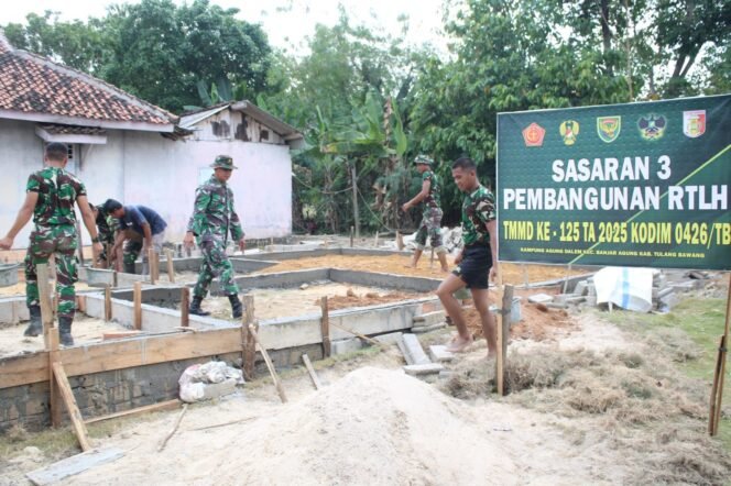 
Satgas TMMD ke-125 Laksanakan Pengecoran RTLH di Kampung Agung Dalam