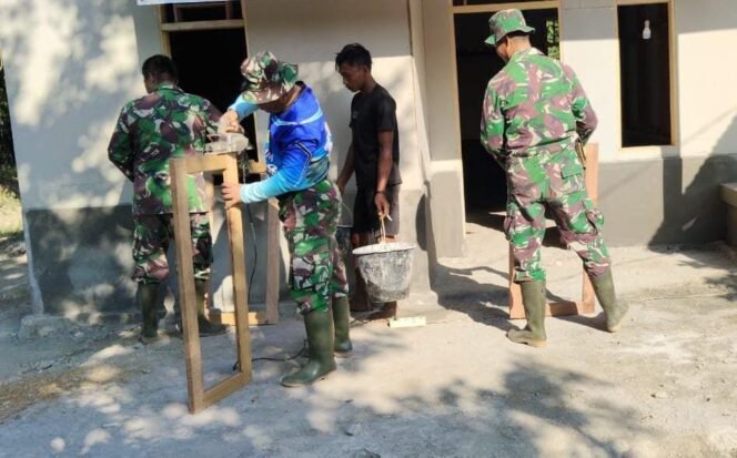 
					Pemasangan Bingkai Jendela RTLH TMMD Mukomuko Dimulai, TNI dan Warga Kompak di Lapangan