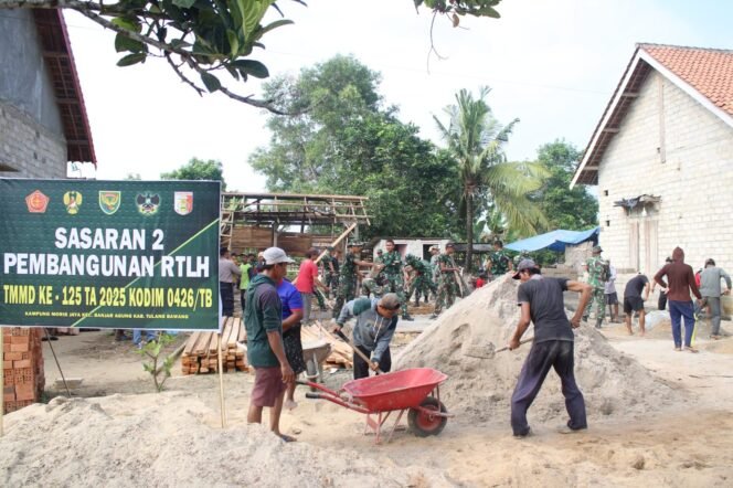 
					TMMD ke-125 Lanjutkan Pembangunan RTLH: Satgas dan Warga Gali dan Pasang Batu Pondasi di Kampung Moris Jaya