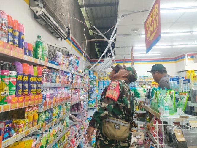 
					Babinsa Desa Tiga Tinjau Lokasi Pembobolan Minimarket