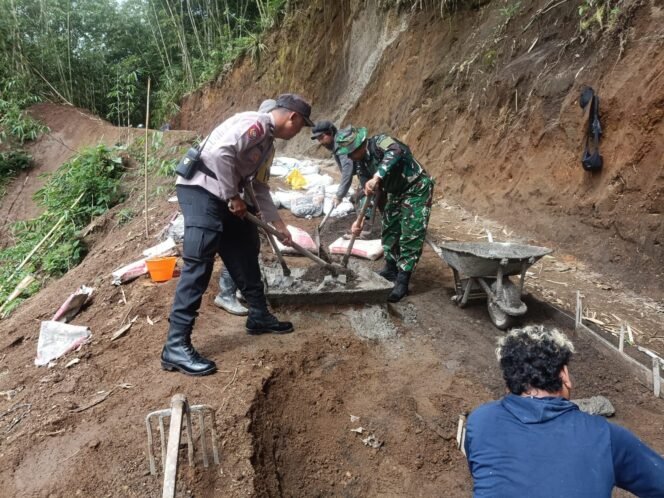 
					Babinsa Desa Kayubihi Kawal Langsung Pembangunan Jalan Rabat Beton Antarbanjar