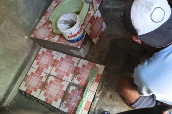 
					Pekerjaan RTLH TMMD 125 Kodim 1607/Sumbawa Masuki Tahap Pemasangan Keramik MCK di Desa Kalabeso