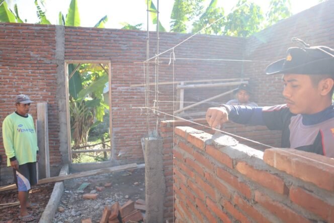 
					Satgas TMMD Ke-125 Kodim 1607/Sumbawa Lanjutkan Pemasangan Batu Bata RTLH di Desa Kalabeso