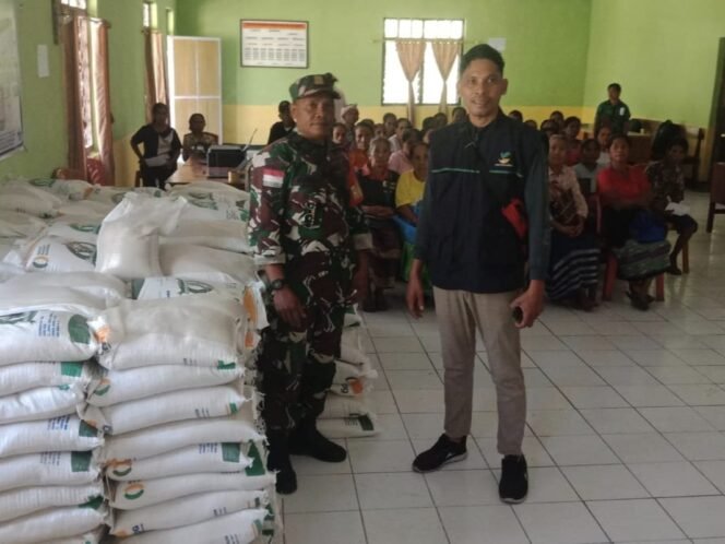 
					Babinsa Koramil 01/Loli Dampingi Penyaluran Beras Rawan Pangan di Desa Karekanduku