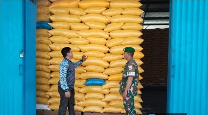 
					Piket Koramil 1426-01/Polut Setiap Hari Pantau Ketersediaan Beras Di Gudang Bulog