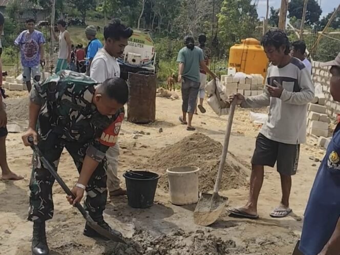 
					Babinsa Koramil 03/Katikutana Gotong Royong Bersama Warga Bangun Gereja di Desa Anapalu
