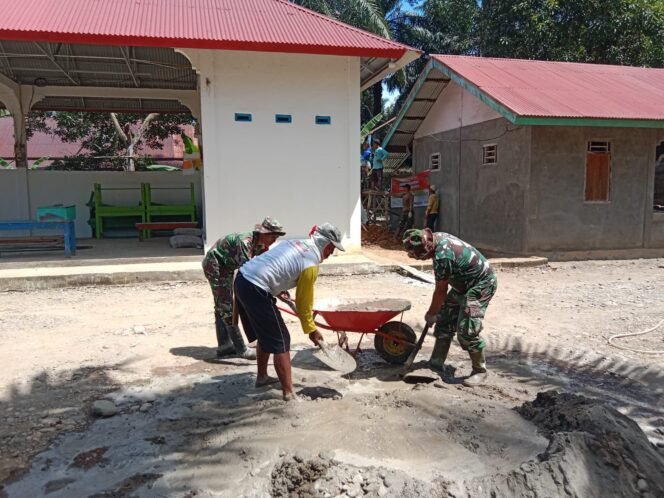 
					Satgas TMMD Siapkan Adukan Semen-Pasir untuk Cor Tiang Penyangga Torn Air
