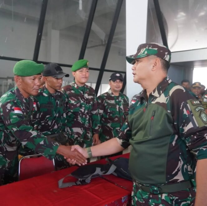 
					Kapoksahli Pangdam XII/Tpr Dampingi Kunker Pangkogabwilhan 1 di PLBN Entikong