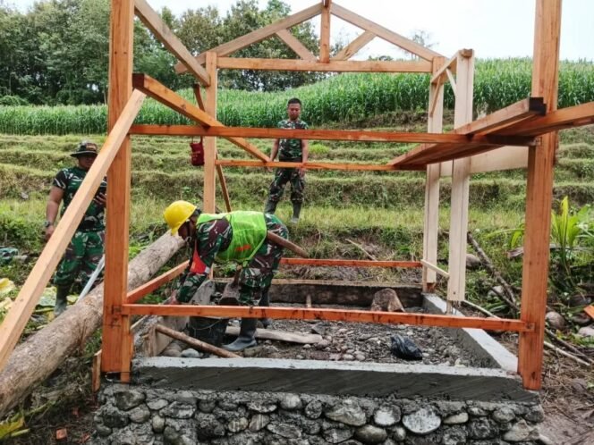 
					Babinsa Koramil 1419-02/Enrekang Bangun Rumah Pompa untuk Optimalisasi Lahan di Desa Cemba