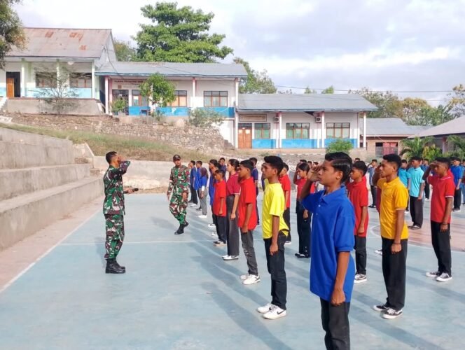 
Babinsa Koramil 1624-03/Lewoleba Latih PBB dalam Kegiatan MPLS di SMKS Ile Lewotolok Kabupaten Lembata