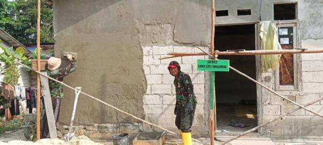 
Satgas TMMD Reg Ke-125 Kodim 1202/Skw Perbaiki Rumah Tidak Layak Huni(RTLH) Milik Warga.