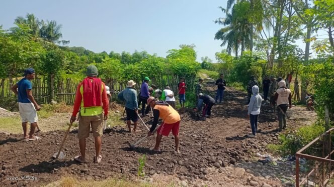 
					TNI dan Warga Kalabeso Kompak Gotong Royong Kerjakan Jalan Usaha Tani