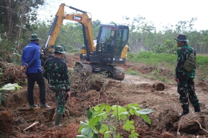 
					Excavator PC 60 Dikerahkan Satgas TMMD ke-125 untuk Pekerjaan Line Clearing di Kampung Moris Jaya
