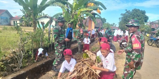 
					Koramil 1426-01/Polut Ajak Siswa Siswi SDN 51 Lassang Kerja Bakti Bersihkan Selokan