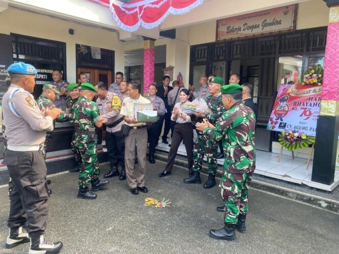 
					Sampaikan Selamat Hari Bhayangkara ke 79, Koramil Banjarangkan Berkunjung Ke Mapolsek