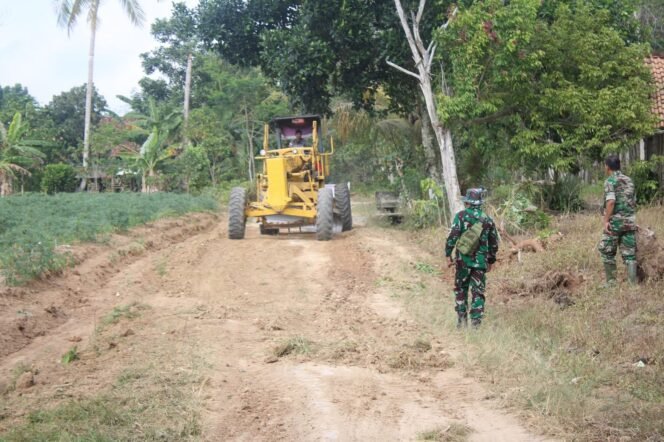 
					Alat Berat Grader Dikerahkan untuk Meratakan Tanah di Lokasi TMMD ke-125 Kodim 0426/Tulang Bawang
