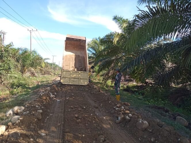 
					Sinergi TNI dan Warga, Jalan Rusak di Desa Wonosalam Kini Diperbaiki Lewat TMMD Ke-125