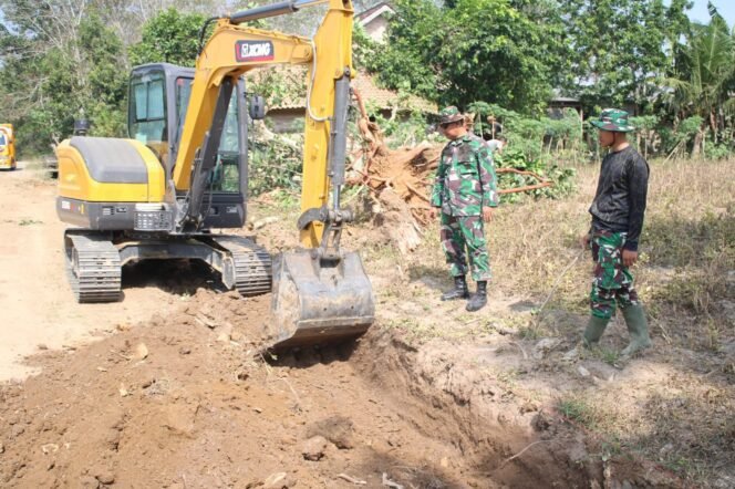 
					Excavator PC 60 Dikerahkan Satgas TMMD ke-125 untuk Penggalian Parit di Kampung Moris Jaya