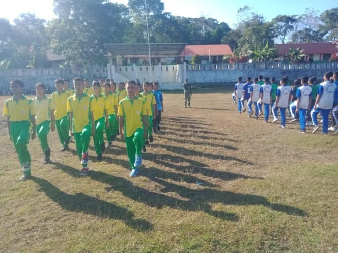 
					Babinsa Koramil 01/Loli Latih Paskibra Tingkat Kecamatan di Desa Dokakaka