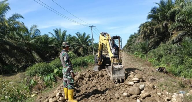 
Satgas TMMD Kodim 0428/Mukomuko Terjun Langsung Berikan Arahan di Lokasi Jalan