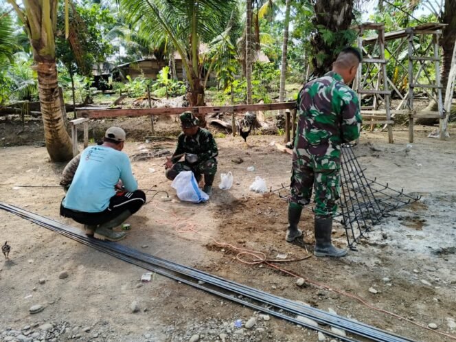 
					Hari ke-9 TMMD, Satgas dan Warga Rakit Besi Sumur Bor Titik 2 dan 3 di Sumber Makmur